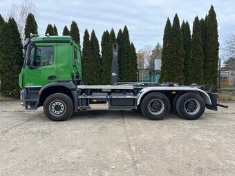 Hákový nosič kontajnerov Mercedes Benz Arocs 6x4 – 2016