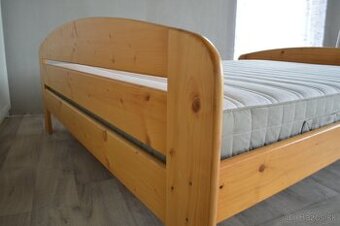 Manželská posteľ s roštmi a matracom