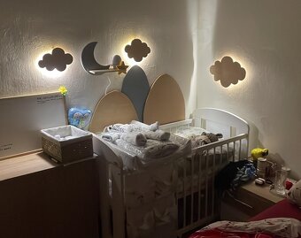 Drevená zástena, nástenné lampy, polička