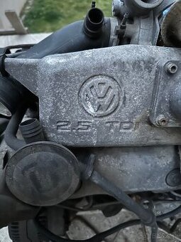 VW Transporter motor 2.5 TDi plus prevodovka