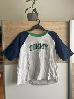 Tommy Hilfiger Sleepgear tričko – veľkosť M, mierne crop, bi