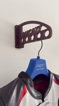 Vešiak pre motorkára – Ducati dizajn