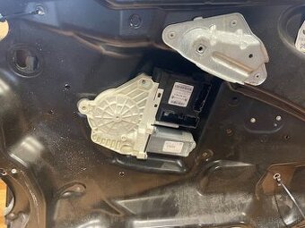 VW Passat B6 zamok motorcek okna stahovacka