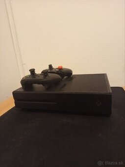Xbox One 500 GB + 2× ovládač + všetky káble