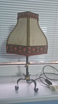 stojanová lampa s látkovým cylindrom