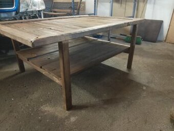 Masívny konferenčný stolík