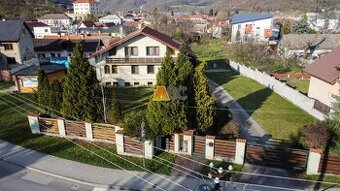 Priestranný 2-generačný dom v centre. Bývajte spolu a predsa