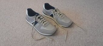 Nenosené pánske béžové tenisky v. 44