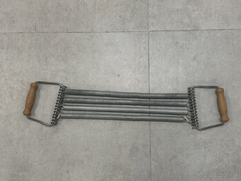 Pružinový posilňovač