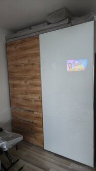 Šatníková skriňa s posuvnými dverami a zásuvkami