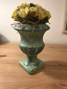 dekoracna vaza so zltými kvetmi