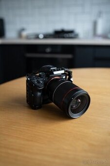 Sony A7 III + CAGE SmallRig + 35mm F1.4
