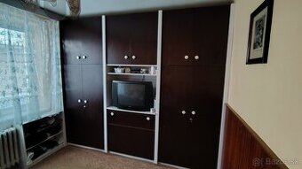 Darujem obývaciu stenu