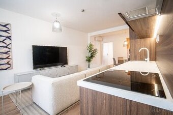 Kompletne zrekonštruovaný a zariadený s 2 balkónmi na Námest