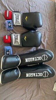 Boxérske rukavice (box) a holenné chrániče (thajský box)