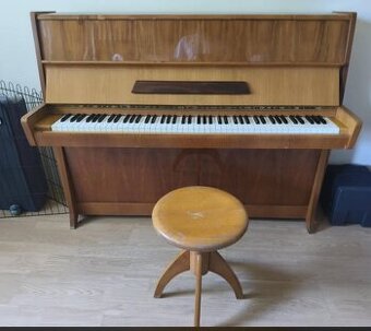 Predám troj pedálové piano značky Petrof