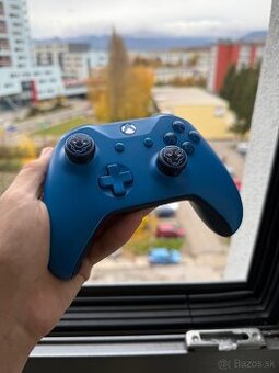 🎮 Predám originálny ovládač Xbox Wireless Controller – modrý