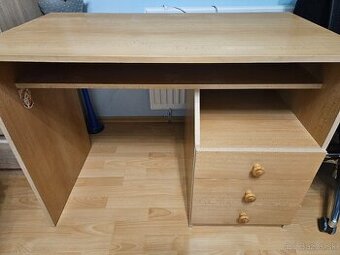 Stol na pisanie so suplikmi