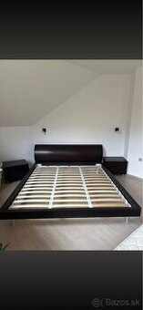 Posteľ + nočné stolíky