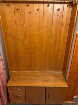 Vešiaková stena do chodby z masívu