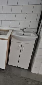 Skrinka s umyvadlom a batériou