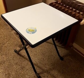 stôl, stolík, dekubitný matrac, plyšový koberec-behúň, lampa