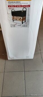 Stojan na drevo s plachtou