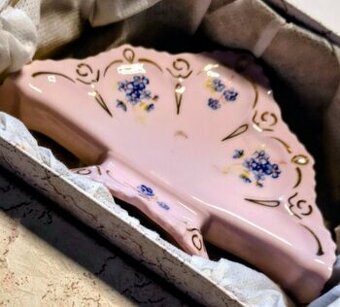 🌸 Ružový porcelánový servítovník – malý luxus pre veľký doj