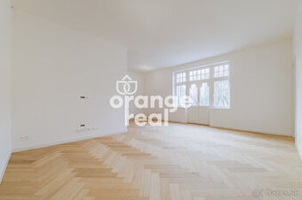 Priestranný 3-izbový byt v historickej budove s balkónom na 