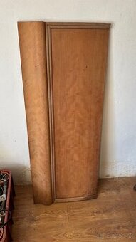 Drevene dvere zo starej skrine.