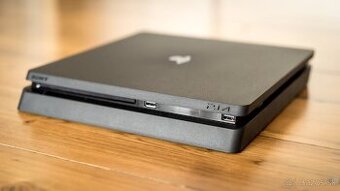 PS4 Slim 500GB / 2x ovládače / 1x Hra