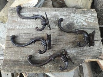 vesiaky , 4ks liatinove masivne , starozitne