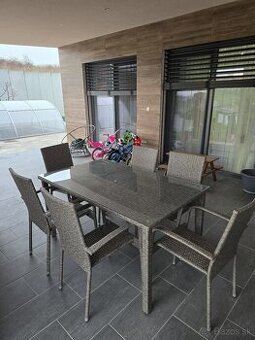 Zahradne jedalenske sedenie