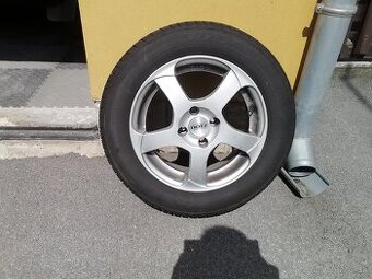 Predám pneumatiky s diskami.