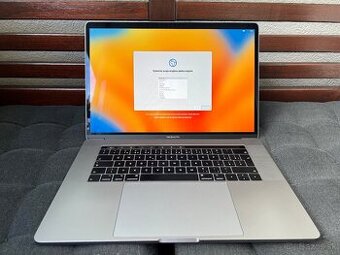 MacBook Pro 15" 2018, i7, 16GB RAM, 512 GB SSD v TOP stave