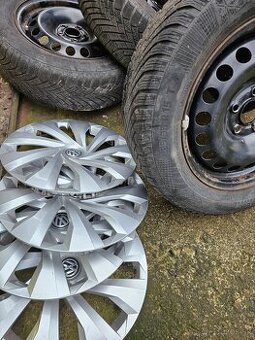 Zimne gumy 185 65 r15 na plechovych diskoch s puklicami