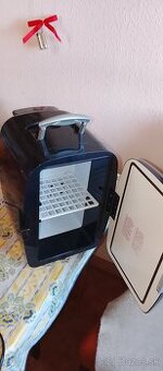 Ponúkam na predaj mini chladničku.