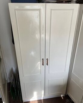 Biele šatnikove skrine