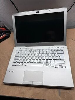 Predám pokazený notebook na náhradné diely zn.Sony Vaio.