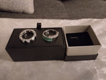 prstene Swarowski – cierno-biele trojuholnikove kamaene a ze