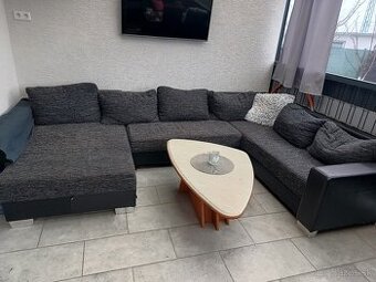 Sedačka so stolíkom