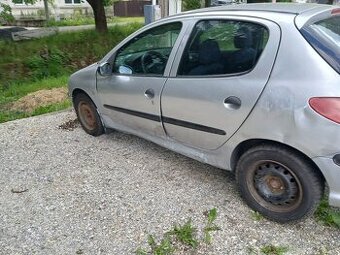 Predám peugeot206 na náhradné diely