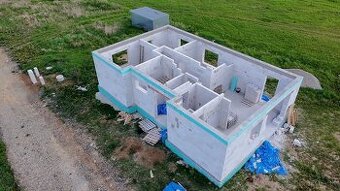 🏗️ ROZOSTAVANÝ RODINNÝ DOM NA PREDAJ – OBEC SVINIA