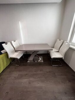 kuchynsky stol + 4 stolicky