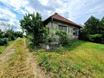 Starší rodinný dom s veľkým pozemkom v kľudnej časti obce