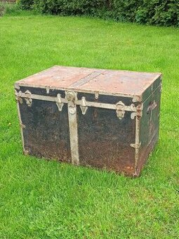 Starý lodný kufor