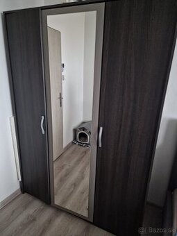 Predám skriňu a stolíky