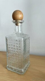 sklenená fľaša s drevenou zátkou