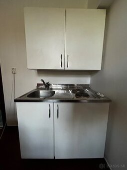 Na predaj – malá kuchynská linka so zabudovanou chladničkou