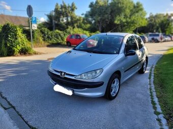 Predám Peugeot 206 1.1 benzín kw 44 3.dverové r.v 2004